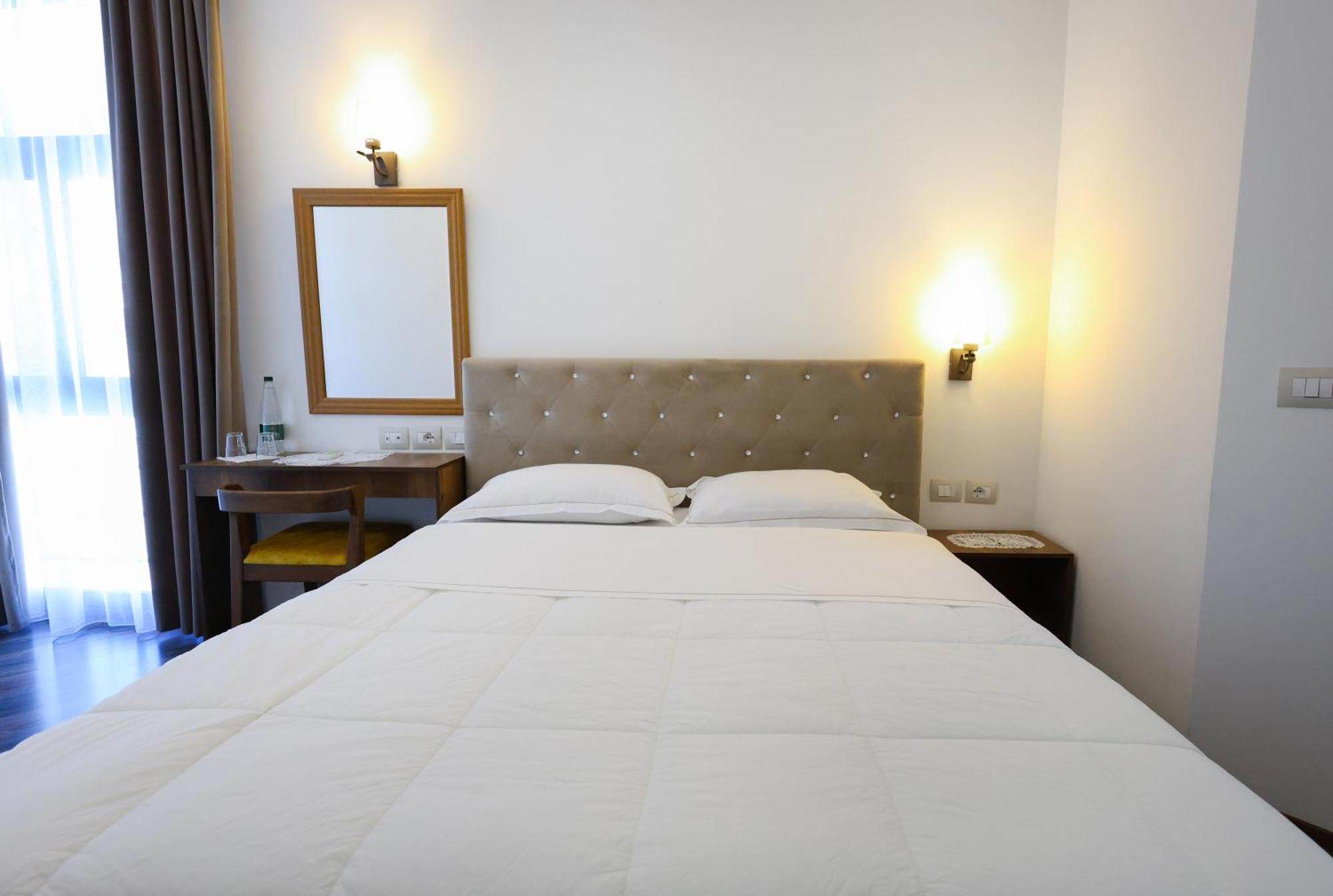 Hotel Republika Berat Eksteriør billede